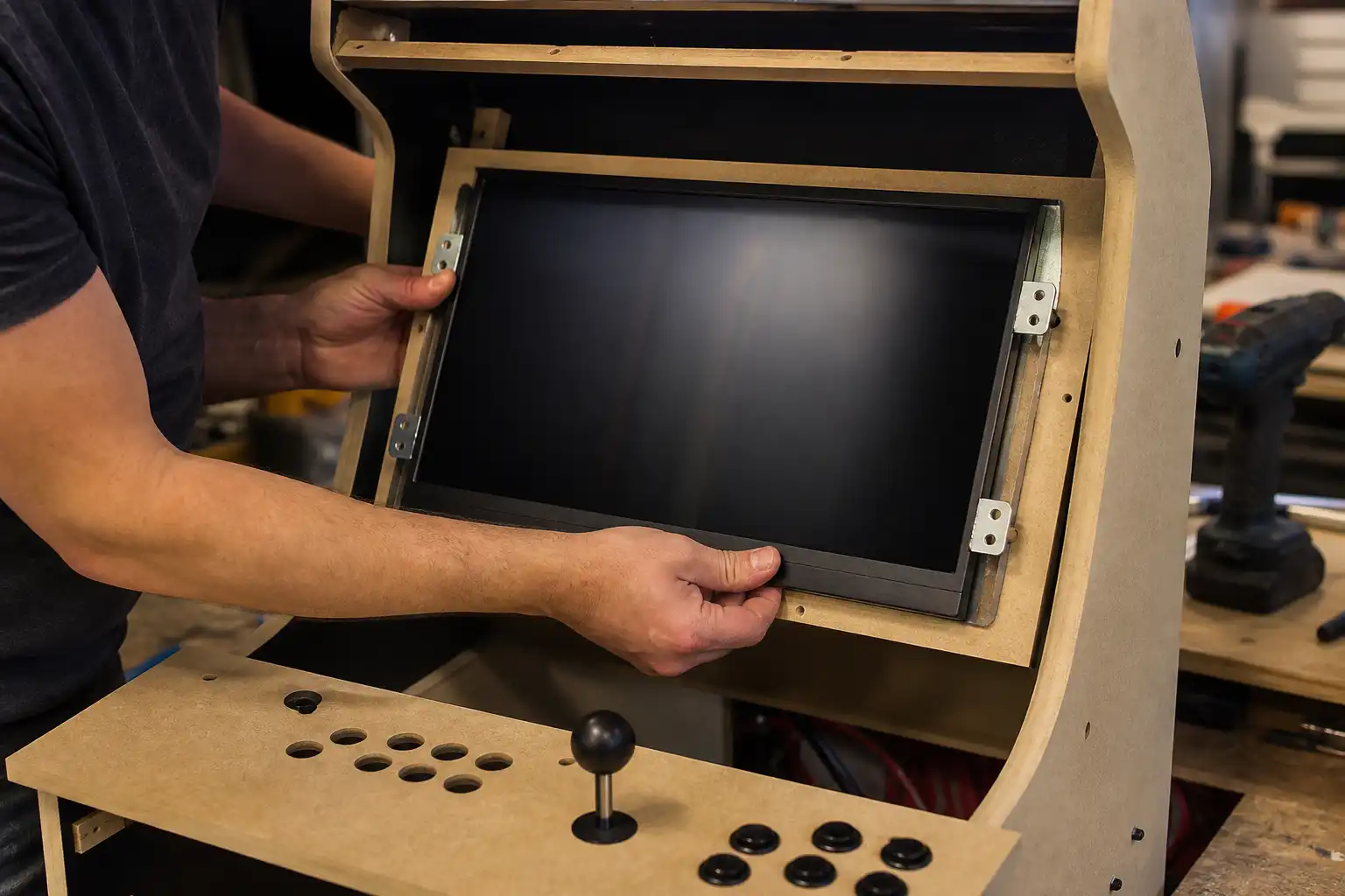 Arcade-Monitor ins Cabinet einbauen und drehen